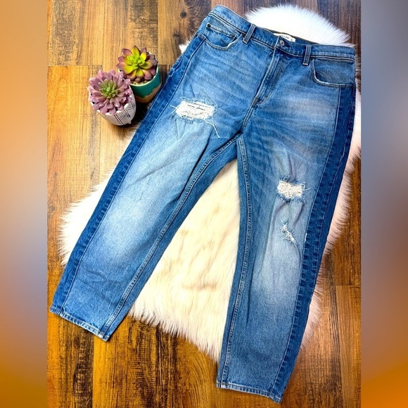 Abercrombie & Fitch Denim - Abercrombie & Fitch The Mom High Rise Two Tone  Distressed 31/12R